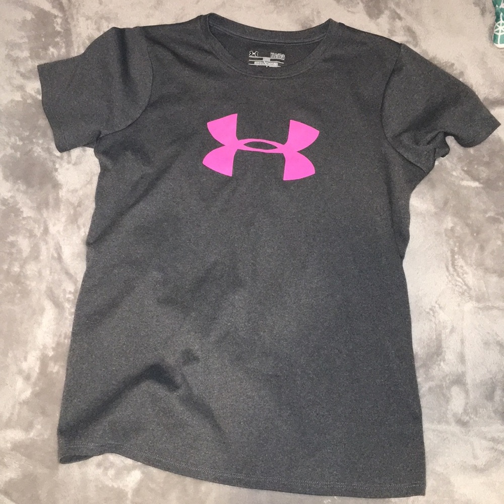pink and gray under armor t-shirt